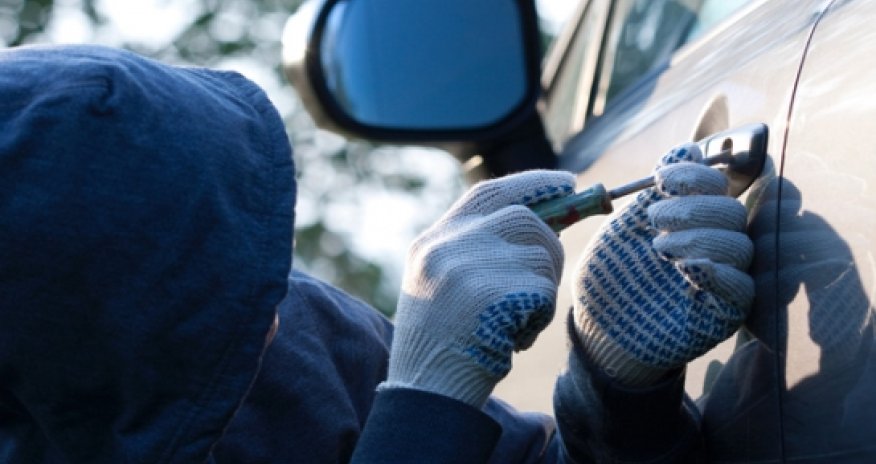 В Баку вооруженные лица угнали автомобиль и ограбили магазин