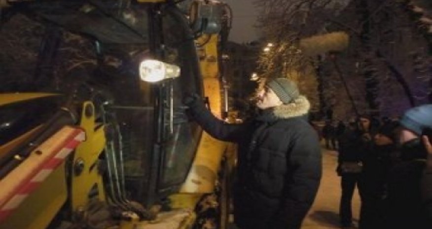 Кличко остановил трактор, пытающийся снести баррикады -ВИДЕО