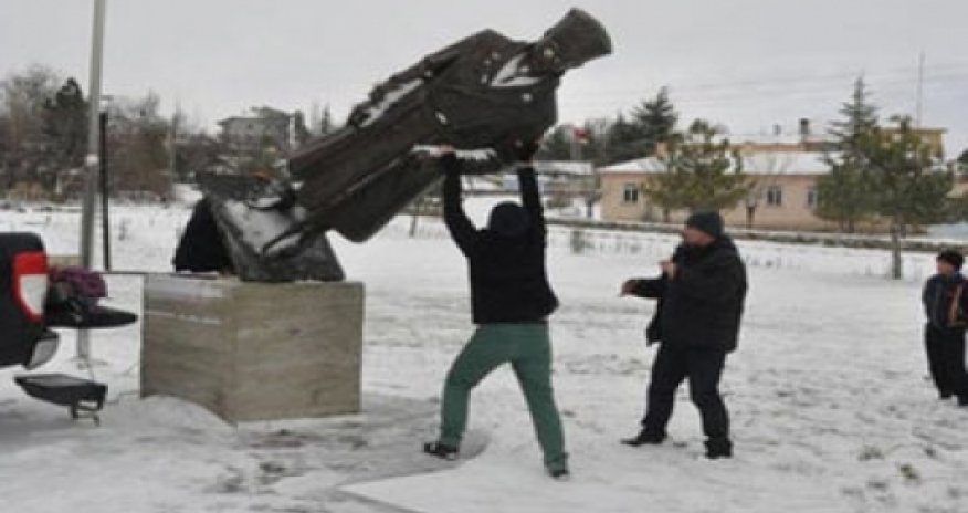 В Турции снесли памятник Ататюрку -ВИДЕО