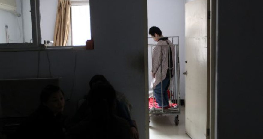 Китаянка 40 лет держала сына в клетке -ФОТО+ВИДЕО