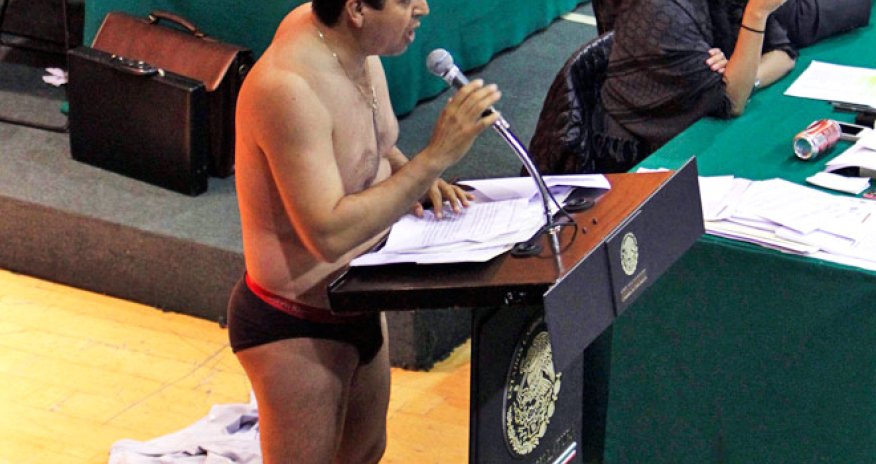 Deputat parlamentdə soyundu - FOTO +VİDEO