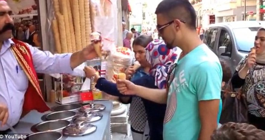 Продавец мороженного устроил целое представление -ФОТО+ВИДЕО
