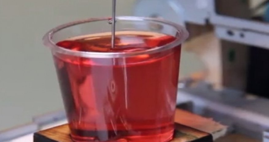 Ленивый повар сделал домашний 3D-принтер для печати внутри коктейлей -ВИДЕО