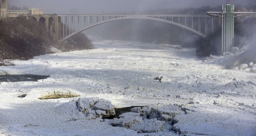 Ниагарский водопад замерз  -ФОТО