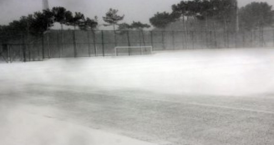 Стадион в Сумгайыте накрыло снегом –ВИДЕО
