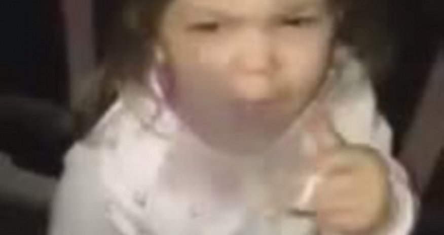 Двухлетняя девочка курит -ВИДЕО