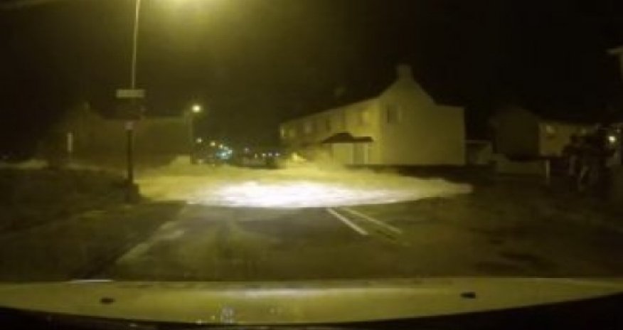 Волна смыла с дороги женщину-полицейского –ВИДЕО