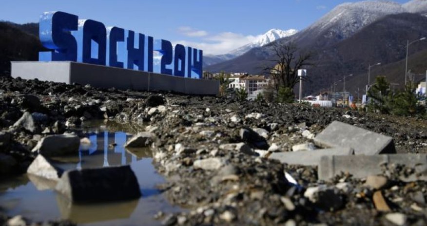 В Сочи красят траву  -ФОТО