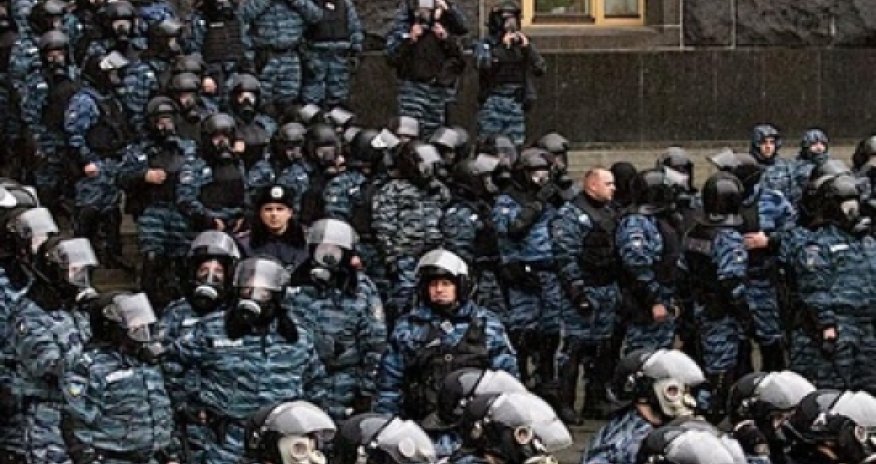 Беркут встал на колени -ФОТО