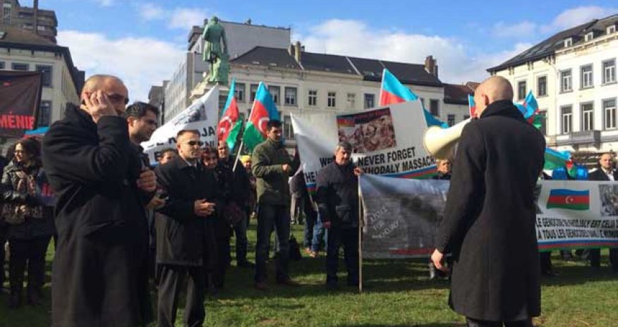 Azərbaycanlılar Avropa Parlamenti qarşısında etiraz aksiyası keçirib - FOTOLAR