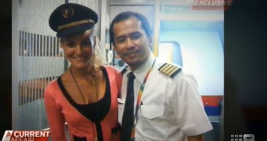 Скандал: пилот пропавшего Boeing летал с девушками в кабине -ФОТО