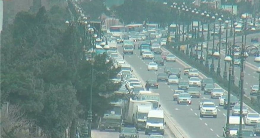 Bakının ən böyük prospektində qəza tıxac yaratdı - FOTO