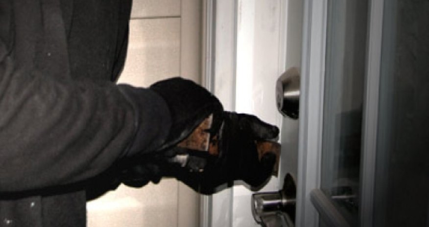 Bakıda mağazadan oğurluq kameralara düşdü - VİDEO