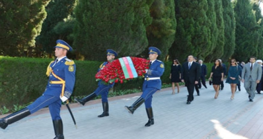 Ilham Aliyev, his spouse pay tribute to Azerbaijani national leader Heydar Aliyev