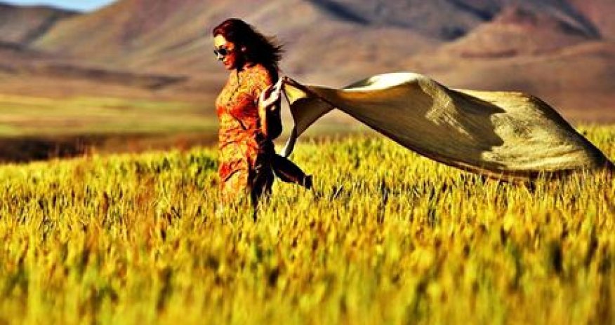 Iranian women post pictures of themselves without hijabs on Facebook - PHOTO