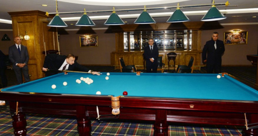 İlham Əliyev bilyard oynadı - FOTO