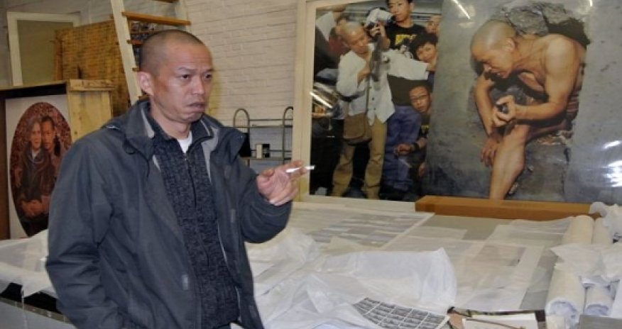 Artist films himself having rib removed WITHOUT anaesthetic - PHOTO