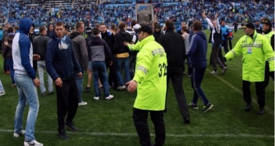 Zenit St Petersburg punished for pitch invasion