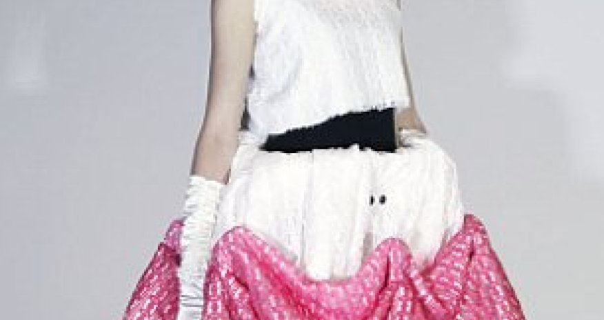 'Personal space dress' which expands to protect women's public territory - PHOTO+VIDEO