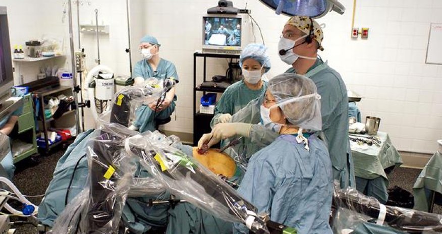 The surgeon who operates from 400km away - PHOTO