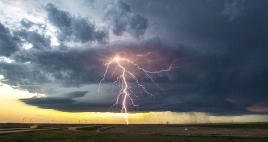 Stormchasers capture amazing images of Mothership Supercell storm