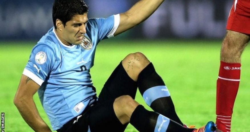 Luis Suarez injures knee ahead of World Cup