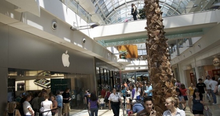 Apple Store employee files racism complaint
