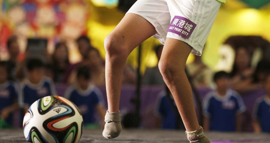 Boy with no FEET shows off his football skills - PHOTO
