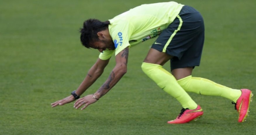 Neymar gives Brazil an injury scare in training