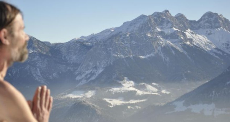 Man sets world record for climbing Everest in just his shorts - PHOTO