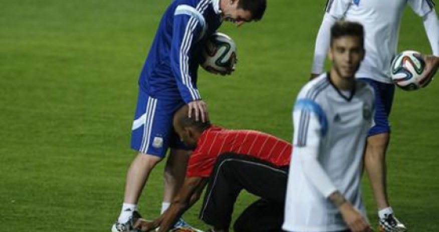 Messinin ayağını öpdü - FOTO