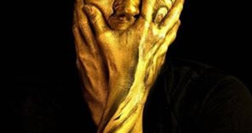 London artist turns herself into the trophy with staggering results - PHOTO