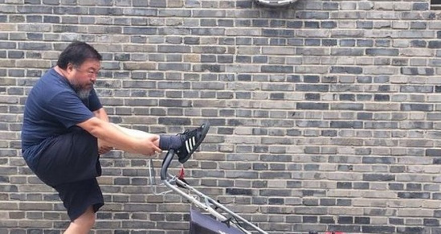 Ai Weiwei sparks 'leg gun' photo craze - PHOTO