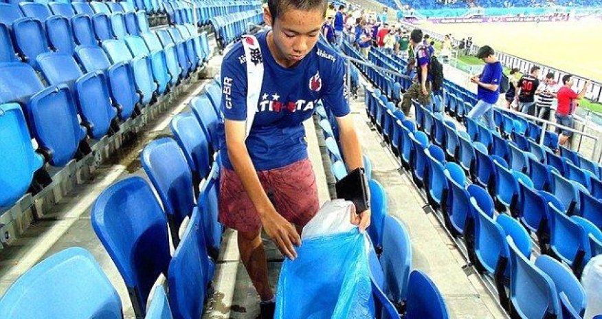 Japan fans CLEAN UP stadium following goalless World Cup - PHOTO