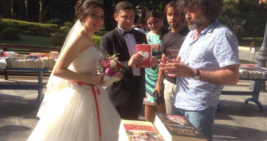 Azərbaycanda bəylə gəlin kitab yarmarkasında – Toy günü + Fotolar