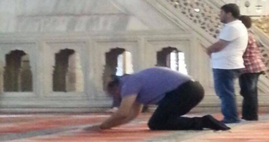 Azərbaycanda partiya sədri namaza başladı