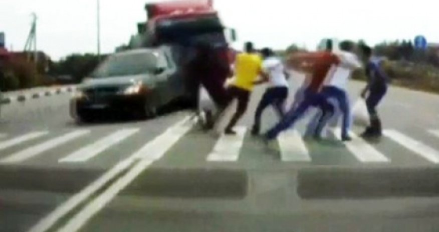 Yük maşını bir qrup gənci əzdi