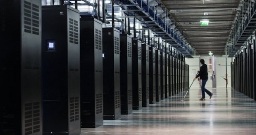 Russian MPs back law on internet data storage