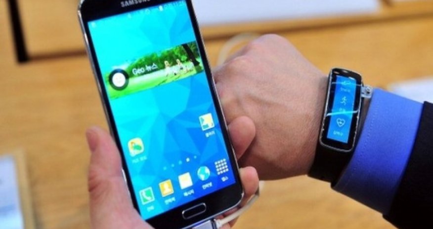 Samsung faces smartphone challenge - VIDEO