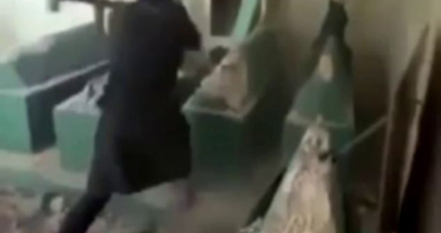 ISIS militants take sledgehammers to Mosul tomb of Prophet Jonah - VIDEO
