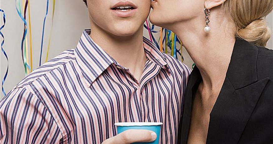 Kissing colleagues - PHOTO