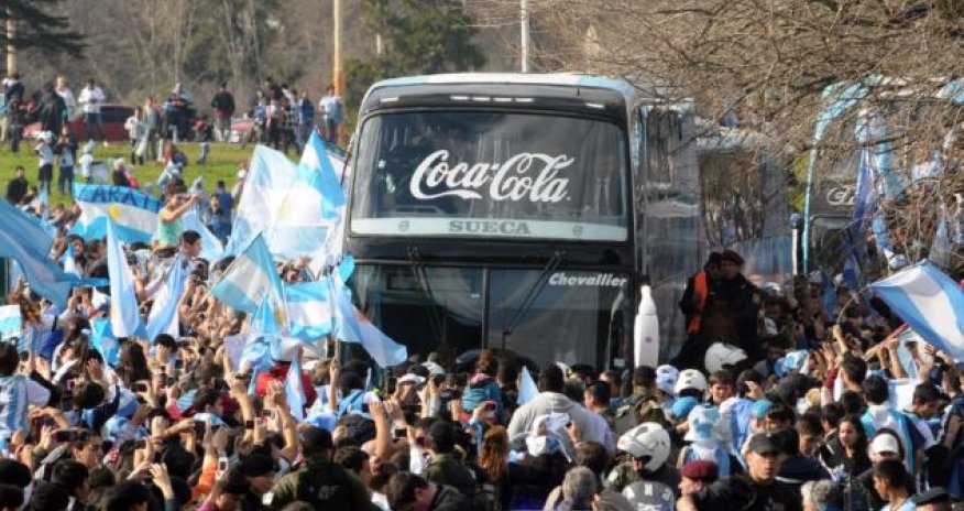 Argentine fan welcome back their fallen heroes from Brazil - PHOTO+VIDEO