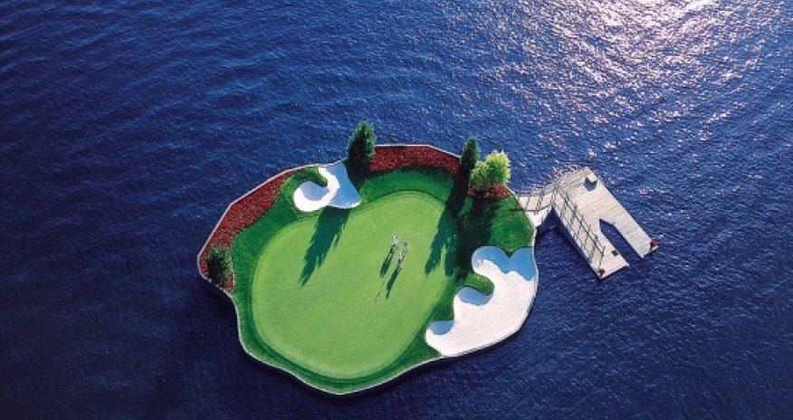 World's first floating golf - PHOTO+VIDEO