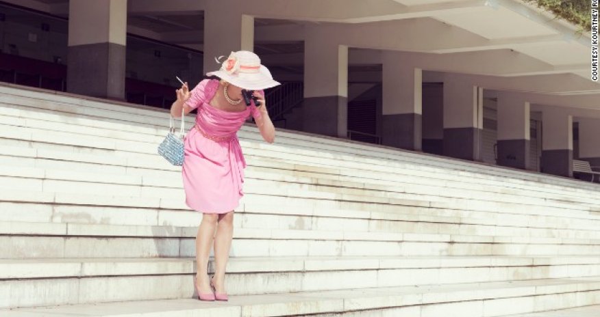 Retro femmes fatales take over Paris racetracks - PHOTO