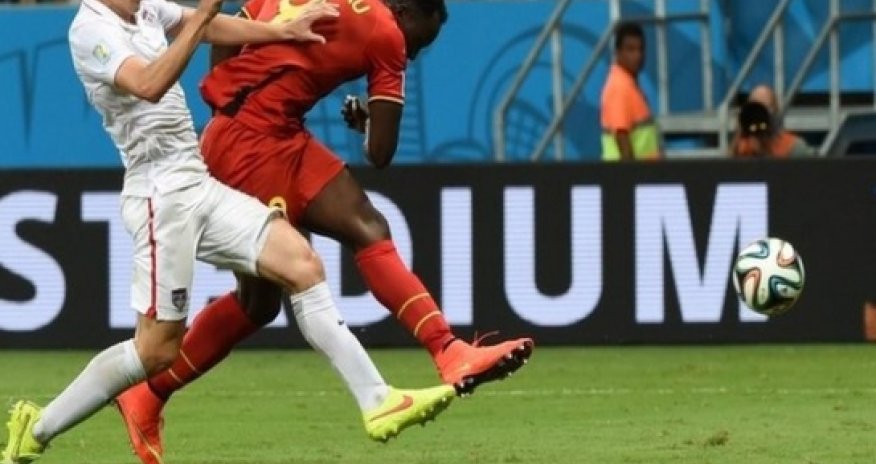 Everton sign Chelsea striker for £28m