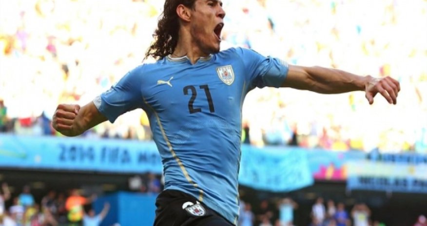 PSG star Cavani brushes off Man Utd talk