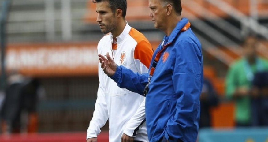 Van Persie to miss start of season