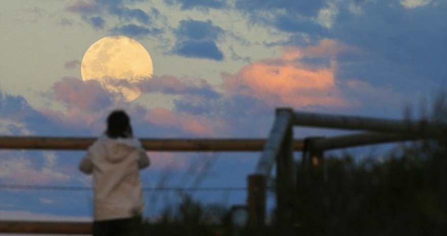 Photos of the 'supermoon-set' as it dips behind the Earth - PHOTO