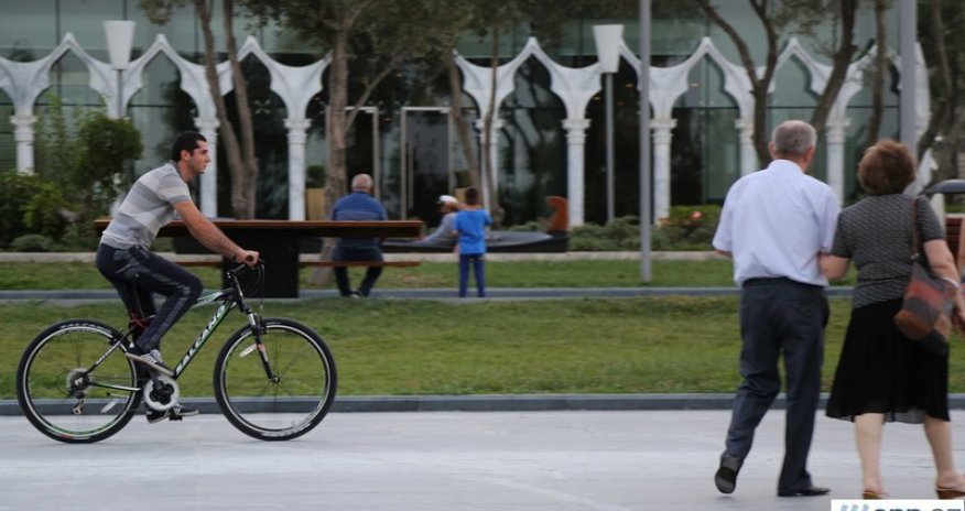 Cyclists on Baku streets - PHOTO