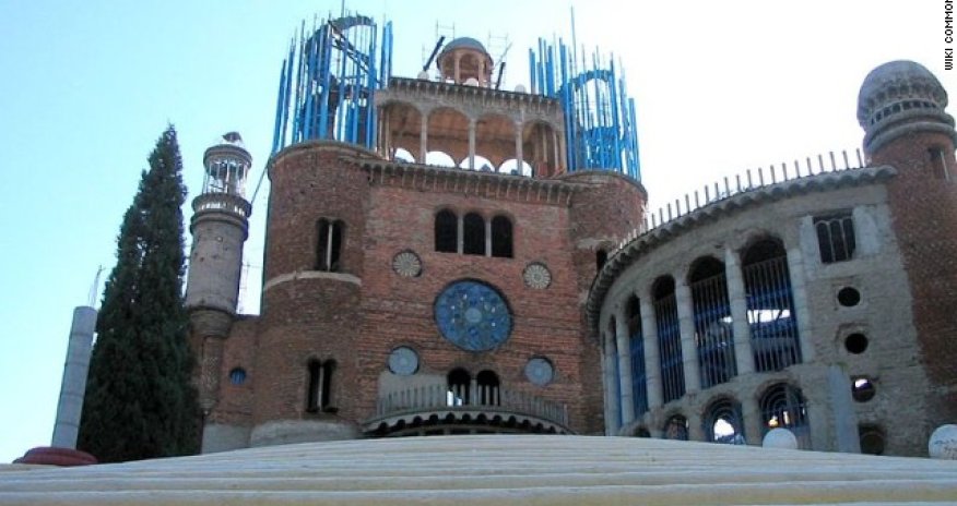 The spectacular houses built from scrap - PHOTO